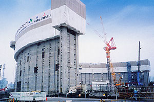 高所でのコンクリート工事の足場、型枠作業---「さいたまスーパーアリーナ 半円形駆体」OSF工法
